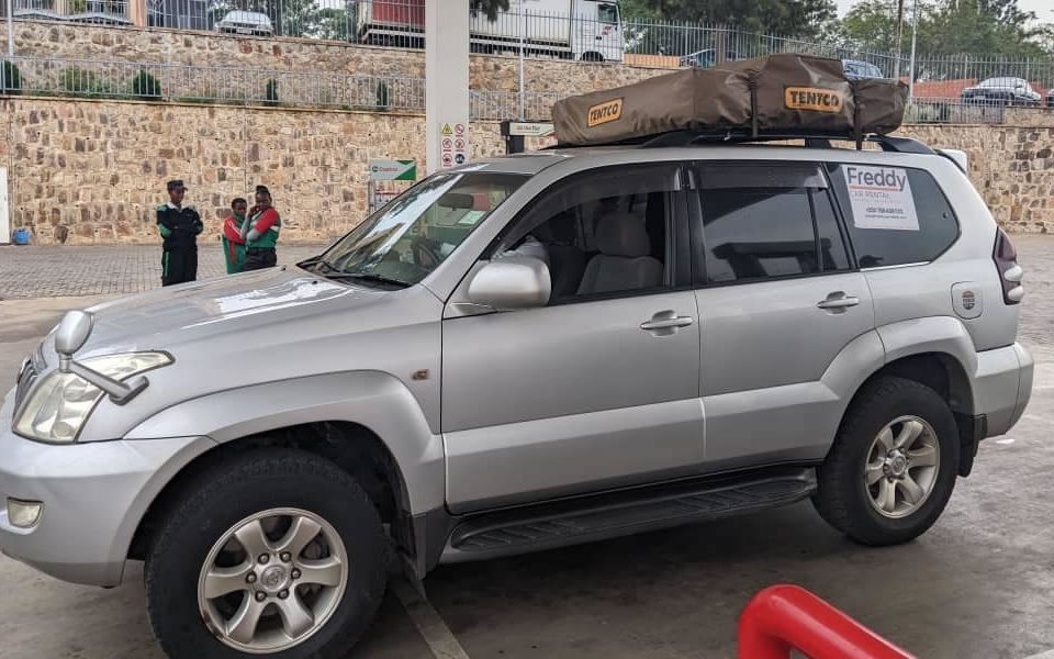 Are pets permitted when renting a car in Rwanda