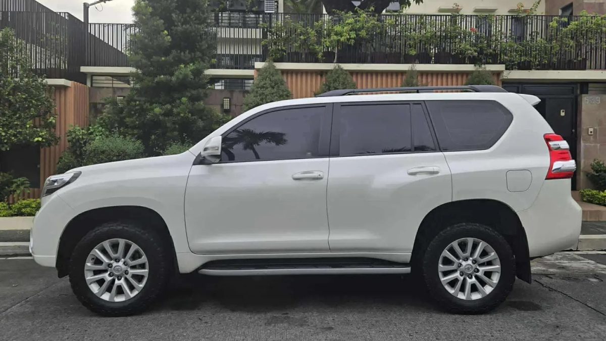 Hire a car with driver in Rwanda