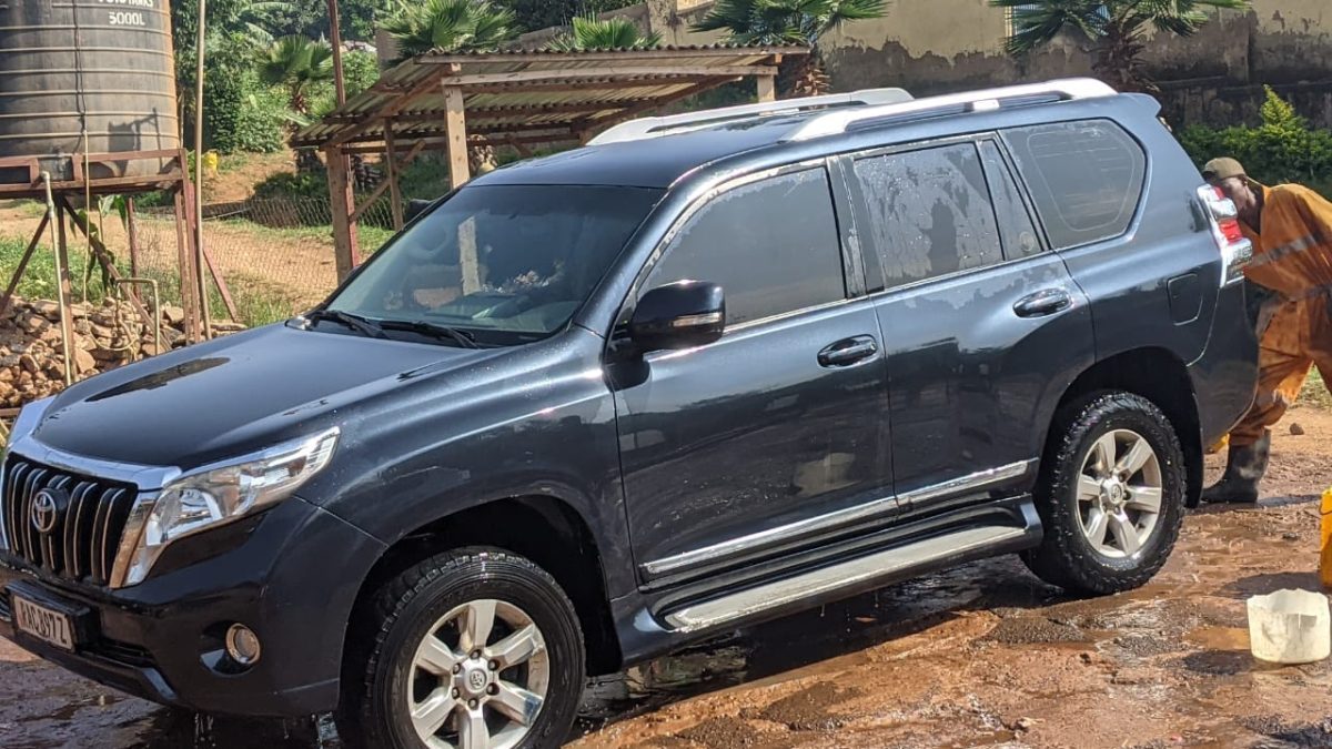 Discover the best 4x4 vehicles for Volcanoes, Nyungwe & Akagera National Parks in Rwanda. Compare top picks by terrain with Freddy Car Rental.