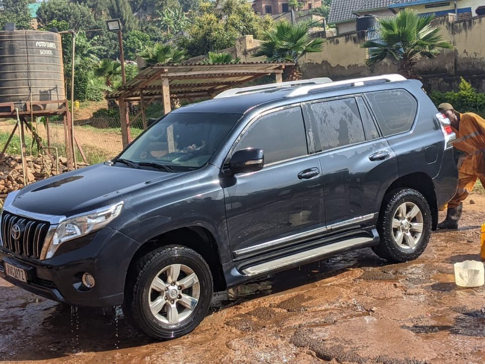 Discover the best 4x4 vehicles for Volcanoes, Nyungwe & Akagera National Parks in Rwanda. Compare top picks by terrain with Freddy Car Rental.