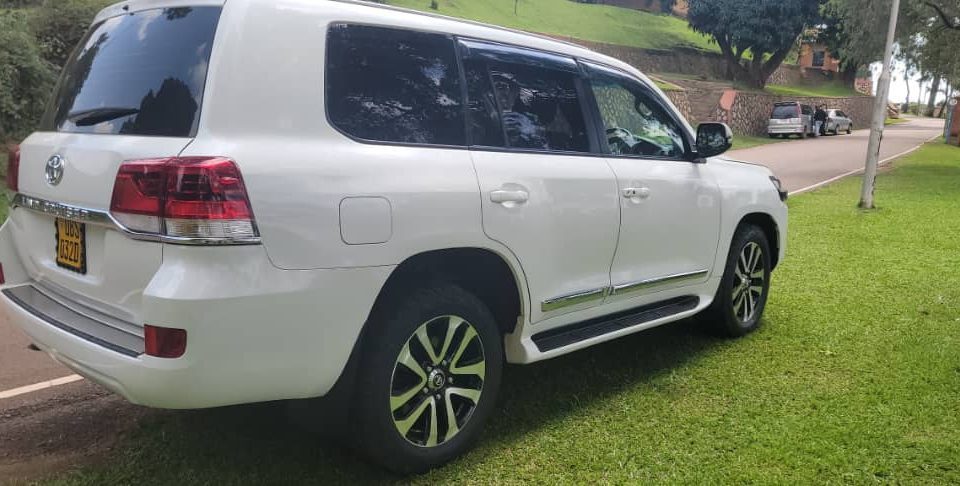 Choosing between self-drive or chauffeur-driven car rental in Rwanda? Compare cost, flexibility & comfort with our guide from Freddy Car Rental.