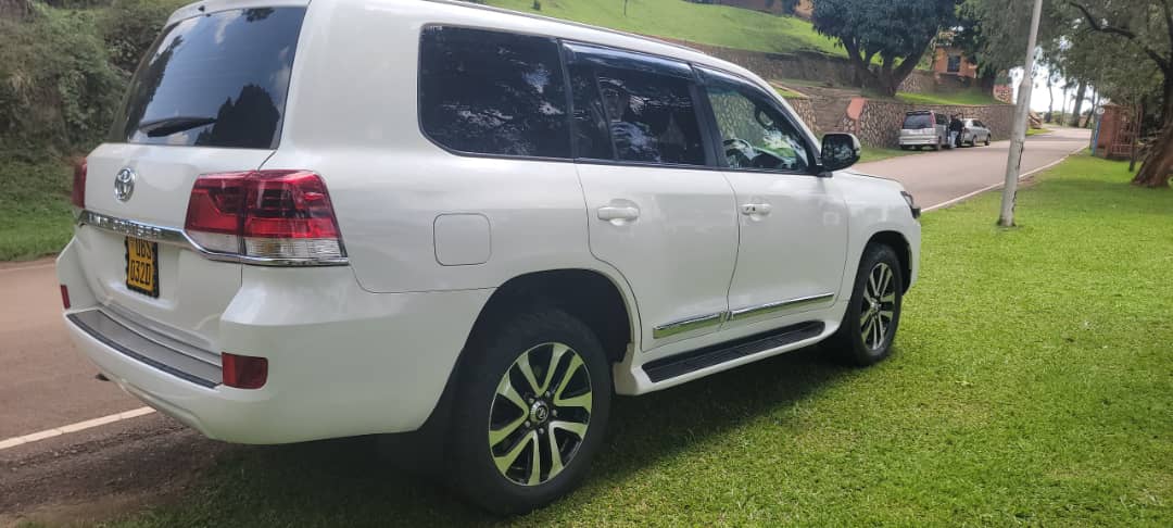 Choosing between self-drive or chauffeur-driven car rental in Rwanda? Compare cost, flexibility & comfort with our guide from Freddy Car Rental.
